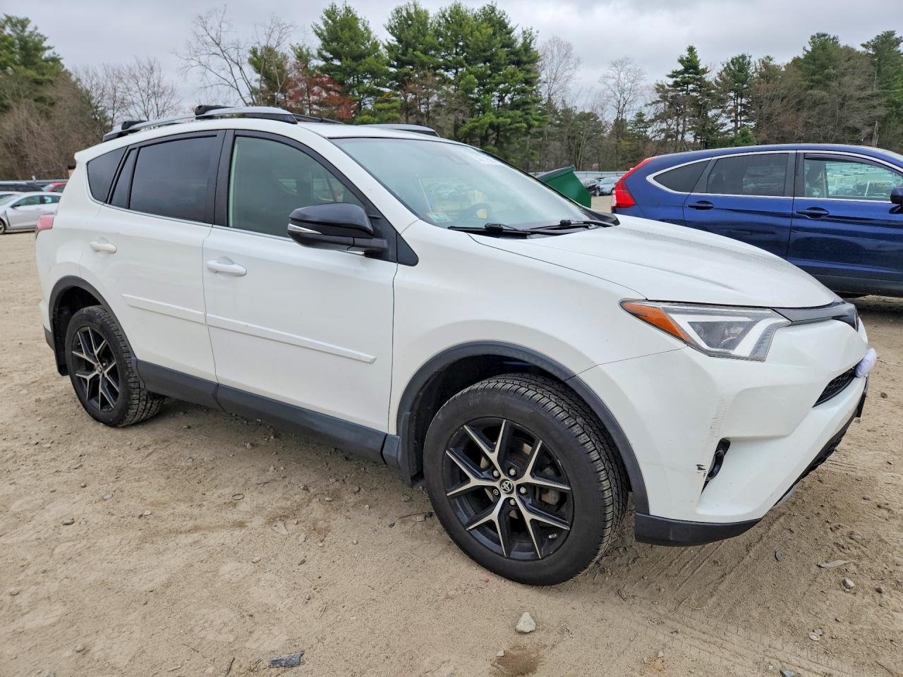 2017 TOYOTA RAV 4 — VIN JTMJFREV3HD217221 — photo 4